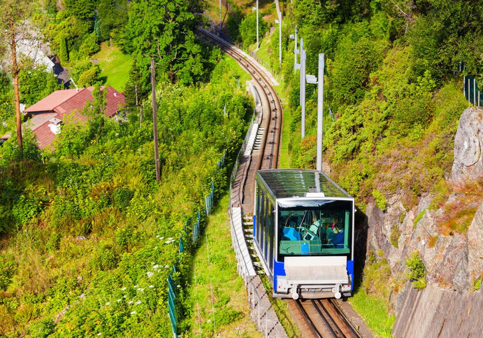 ขึ้นรถรางไฟฟ้า Floibanen Funicular